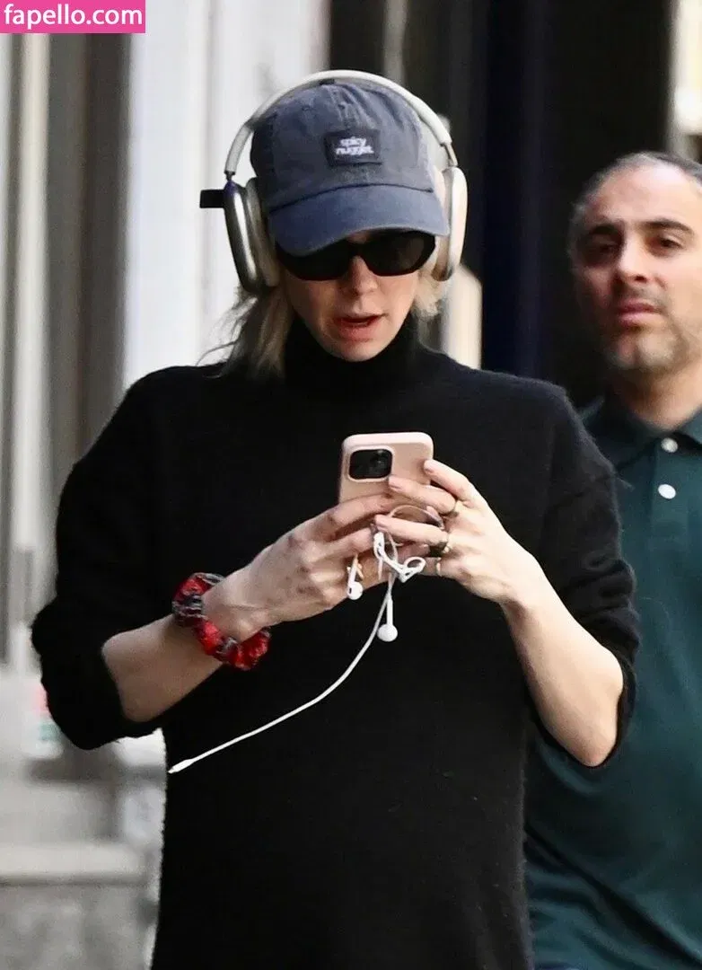 Vanessa Kirby Onlyfans Photo Gallery 