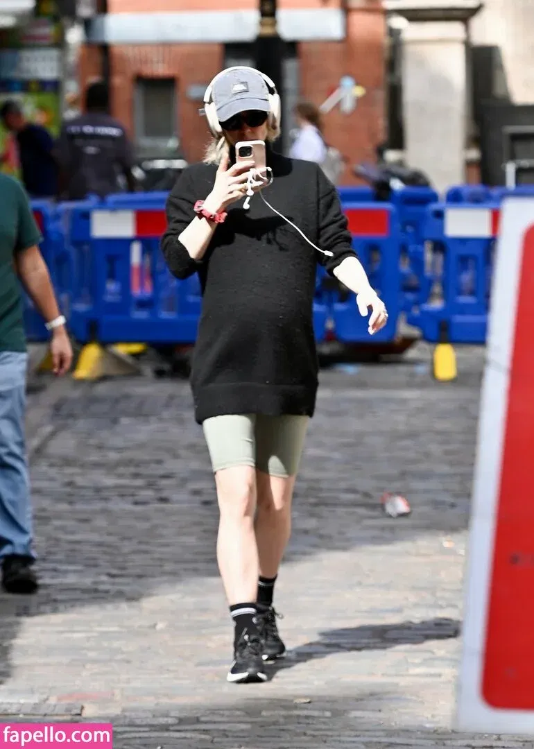 Vanessa Kirby Onlyfans Photo Gallery 