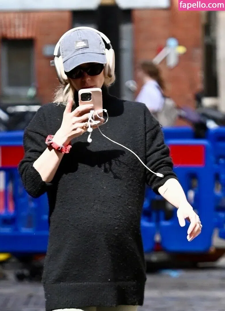 Vanessa Kirby Onlyfans Photo Gallery 