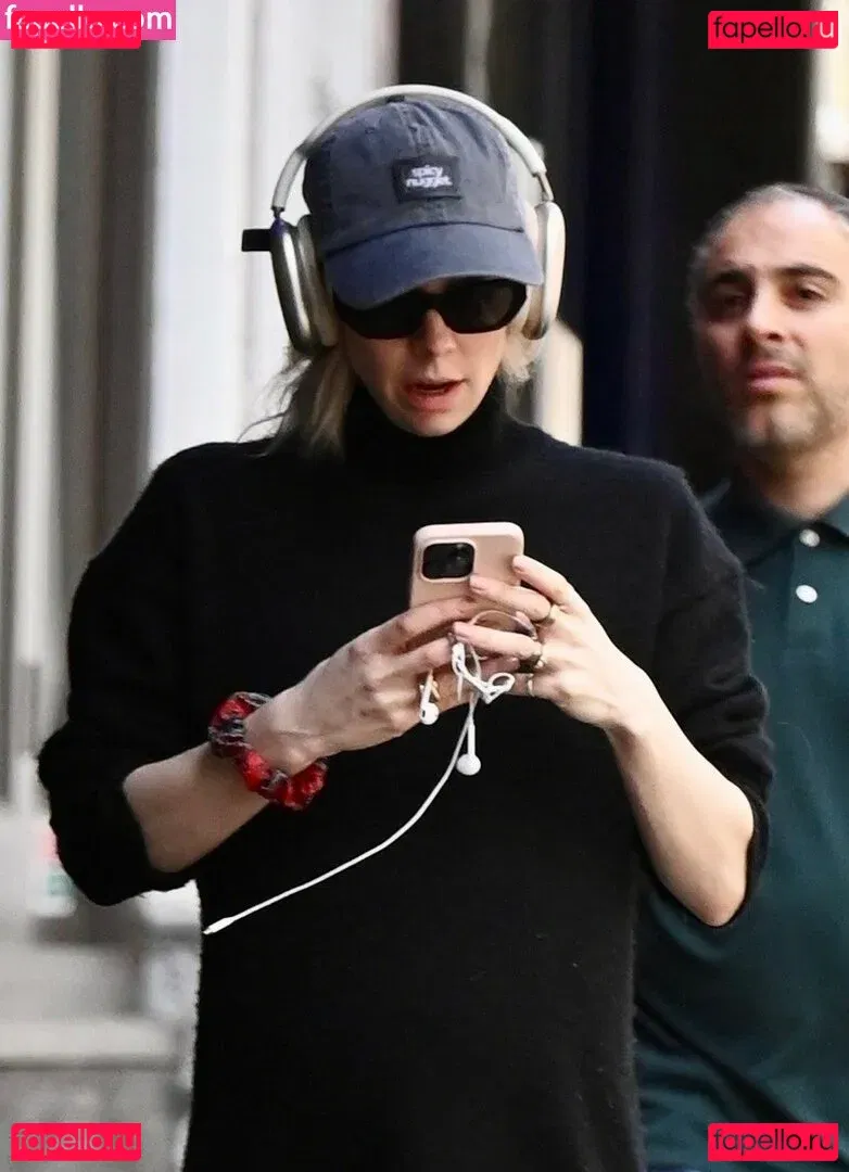 Vanessa Kirby Onlyfans Photo Gallery 