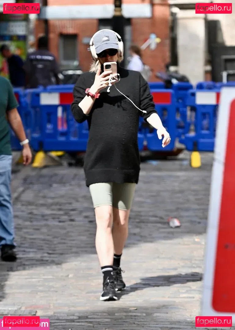 Vanessa Kirby Onlyfans Photo Gallery 