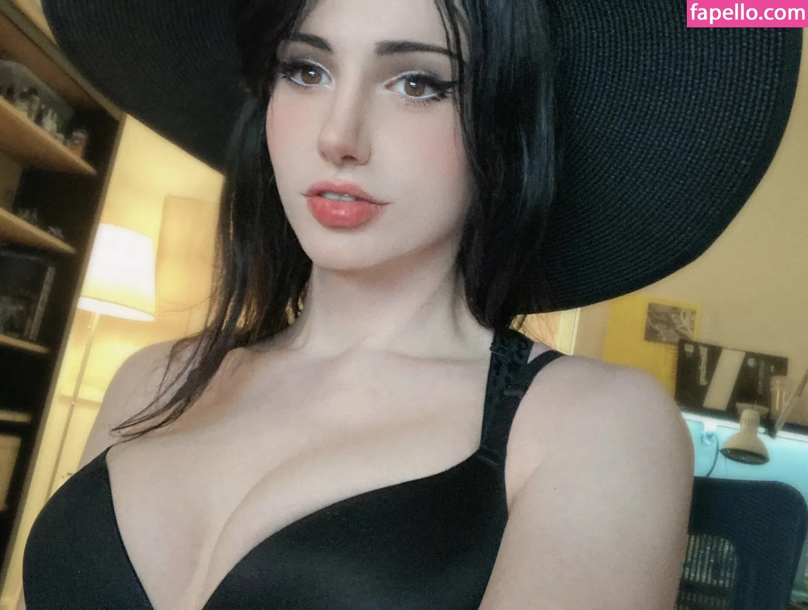 Kalindra Chan Onlyfans Photo Gallery 