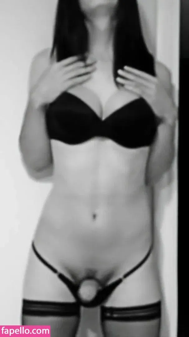 Kalindra Chan Onlyfans Photo Gallery 