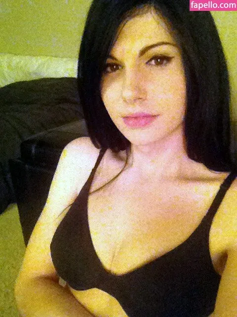 Kalindra Chan Onlyfans Photo Gallery 