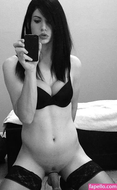 Kalindra Chan Onlyfans Photo Gallery 