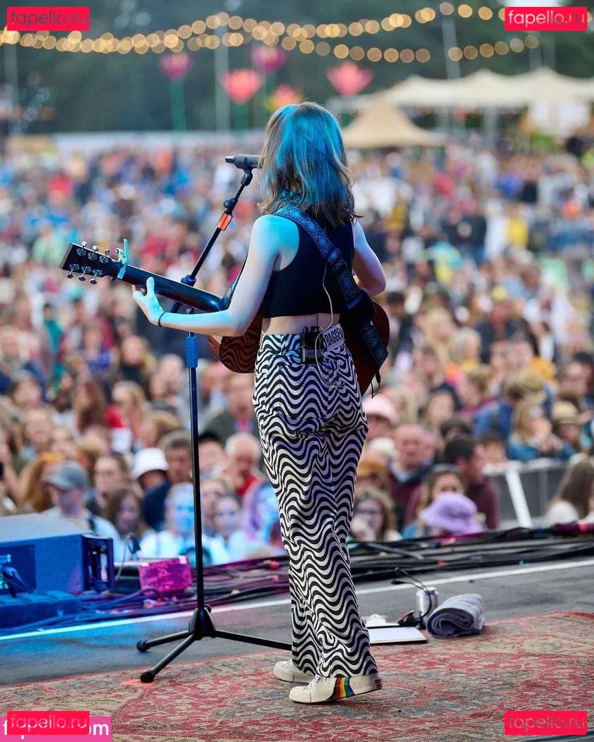 Maisie Peters Onlyfans Photo Gallery 