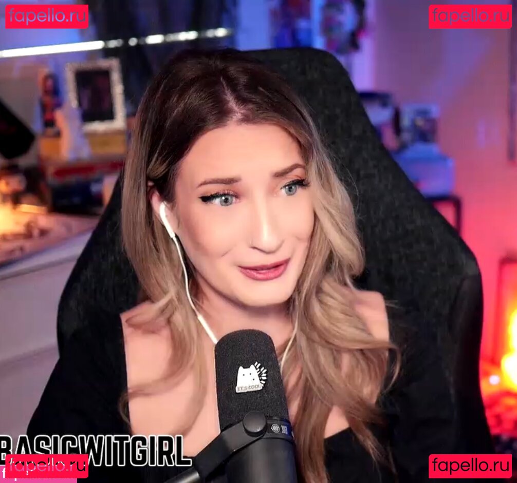 BasicWitGirl / tbhlessbasic Nude Onlyfans Photo 80