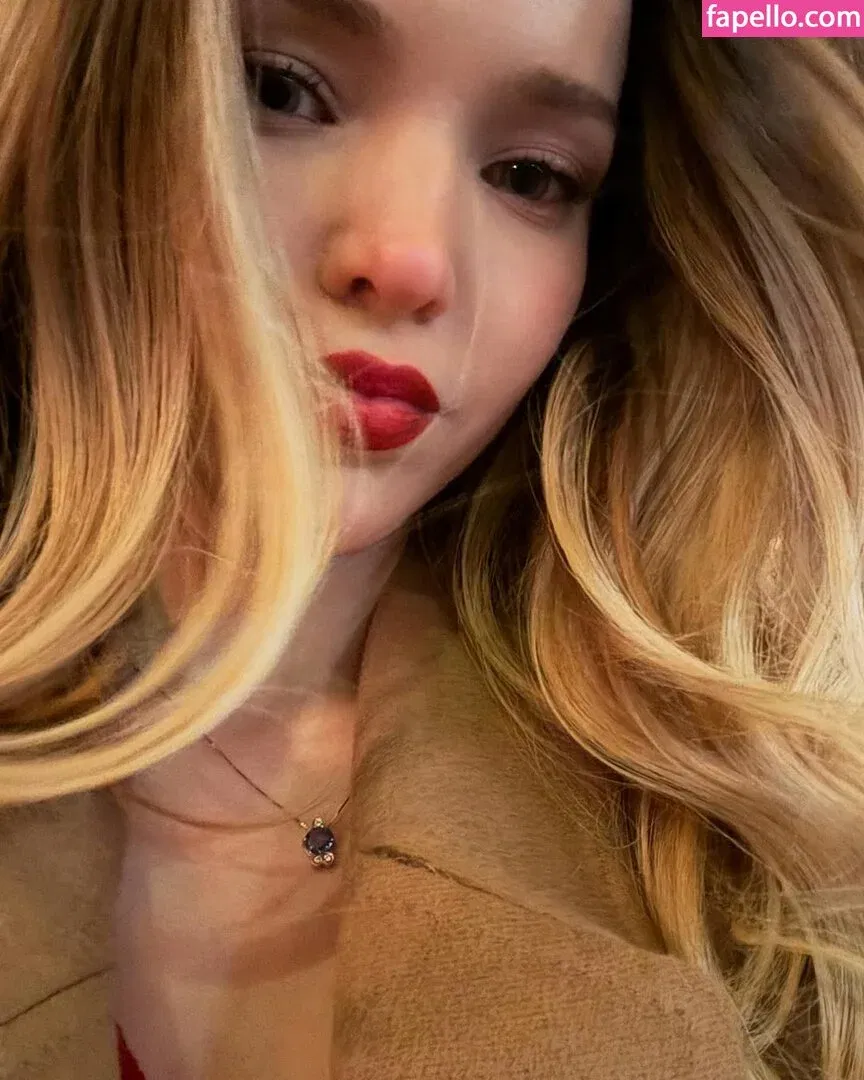 Dove Cameron Onlyfans Photo Gallery 