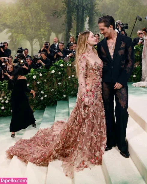 Dove Cameron Onlyfans Photo Gallery 