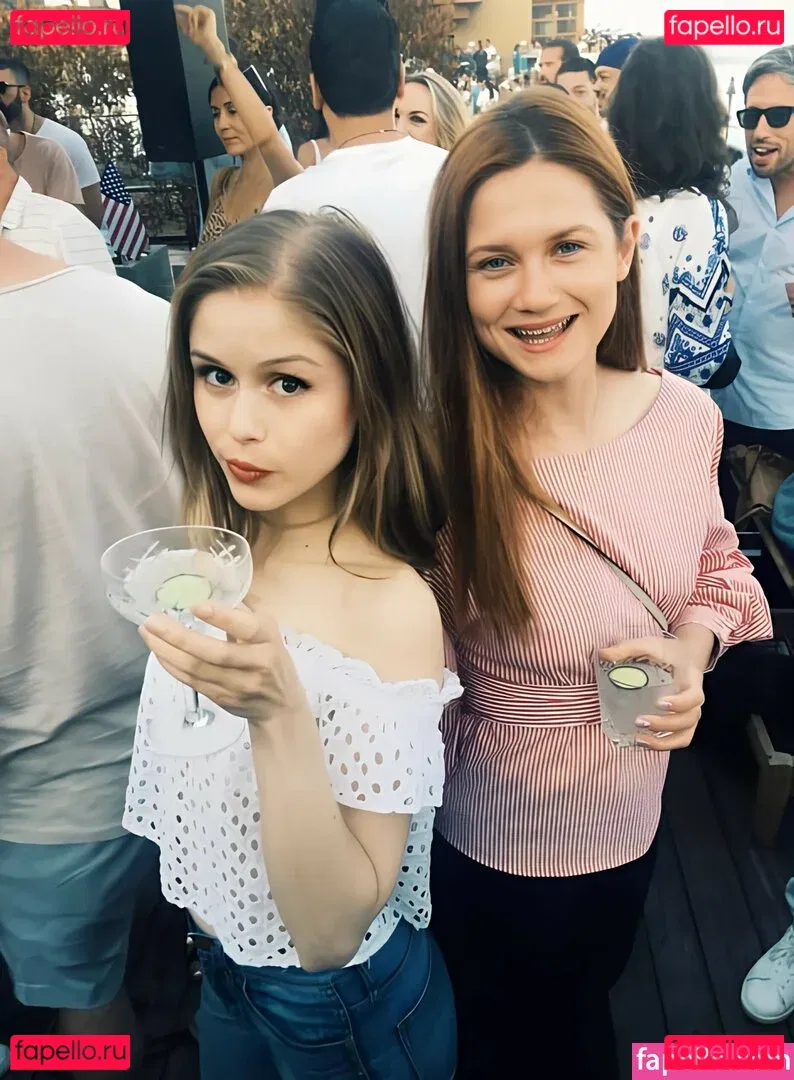 Bonnie Wright Onlyfans Photo Gallery 