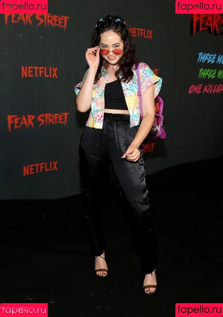 Mary Mouser Onlyfans Photo Gallery 