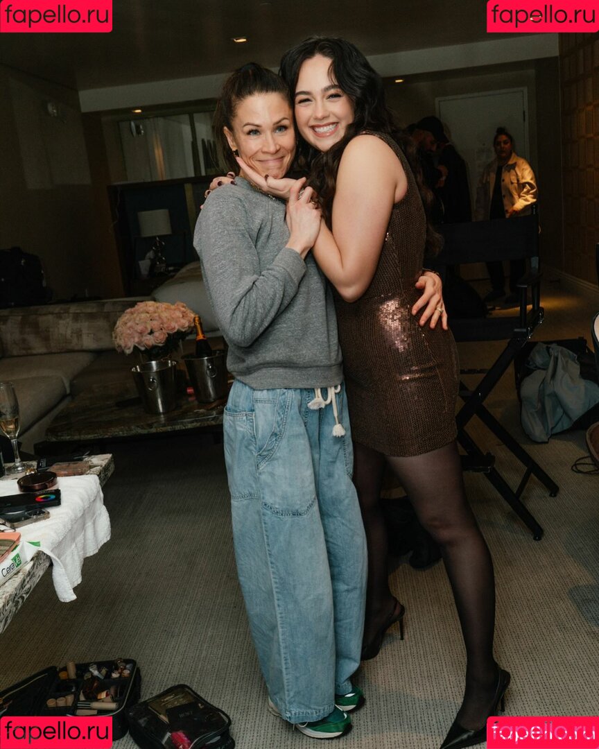 Mary Mouser Onlyfans Photo Gallery 