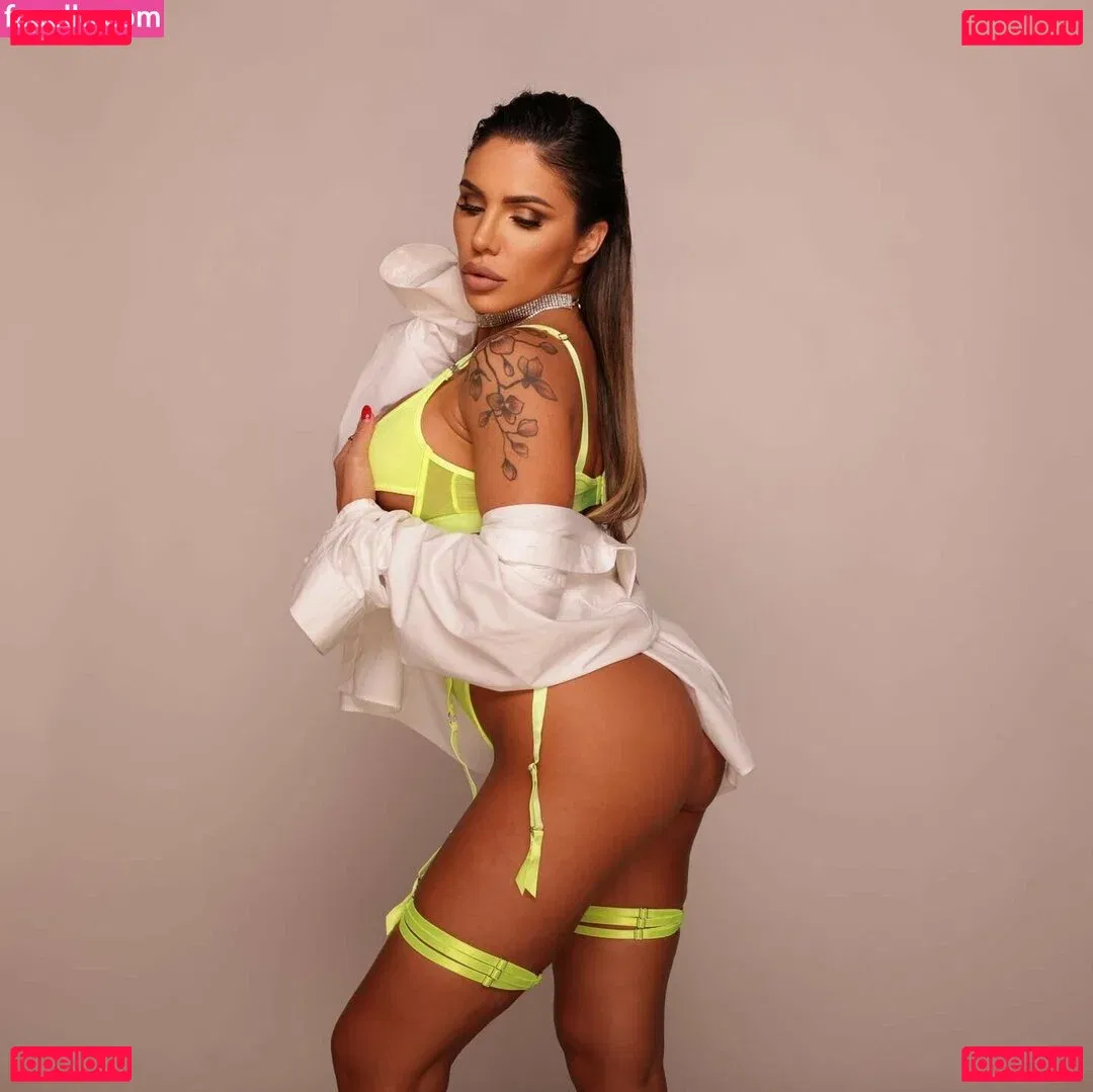 Sandra A Onlyfans Photo Gallery 