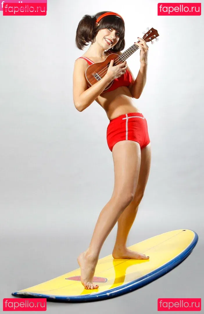 Zooey Deschanel Onlyfans Photo Gallery 