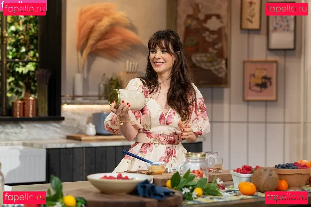 Zooey Deschanel Onlyfans Photo Gallery 