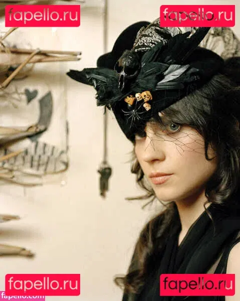 Zooey Deschanel Onlyfans Photo Gallery 