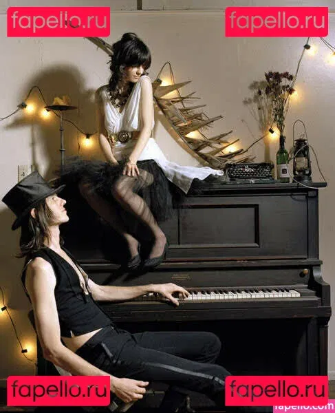 Zooey Deschanel Onlyfans Photo Gallery 