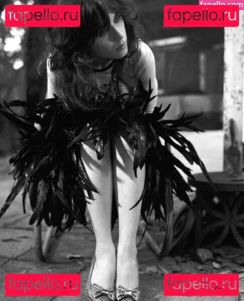 Zooey Deschanel Onlyfans Photo Gallery 