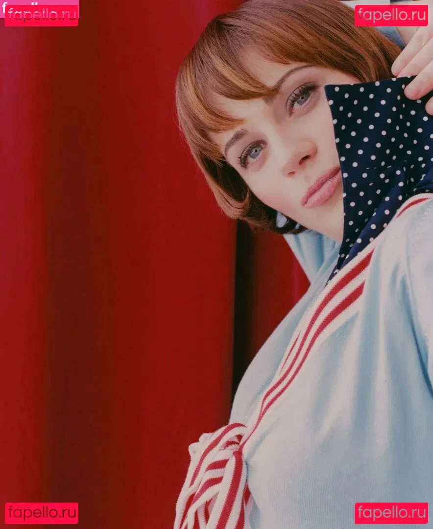 Zooey Deschanel Onlyfans Photo Gallery 