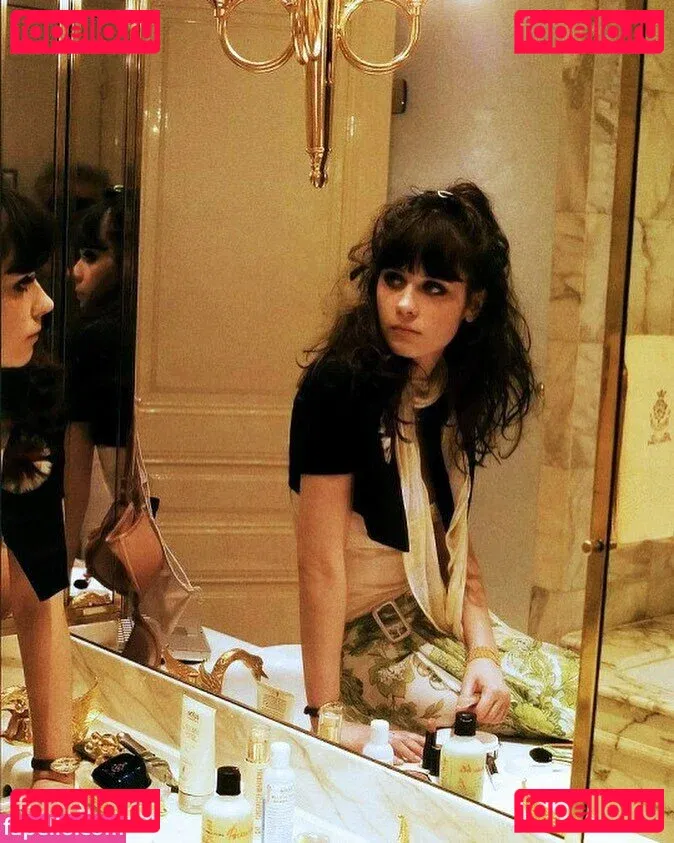 Zooey Deschanel Onlyfans Photo Gallery 