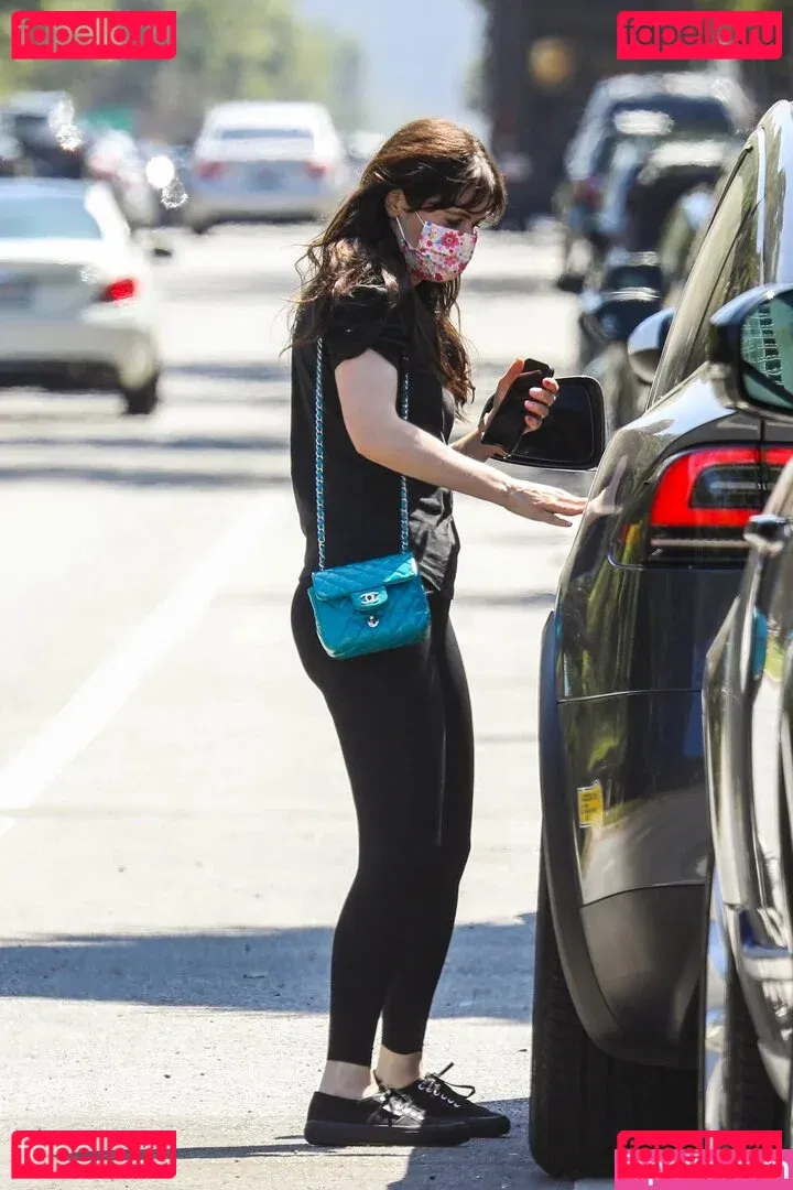 Zooey Deschanel Onlyfans Photo Gallery 