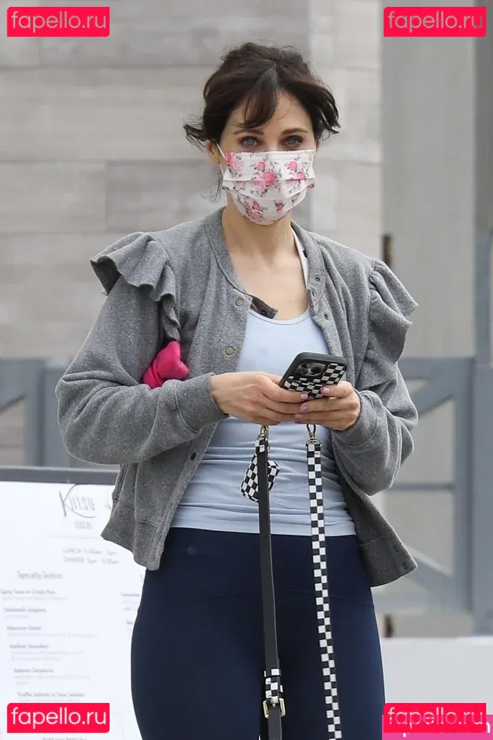 Zooey Deschanel Onlyfans Photo Gallery 