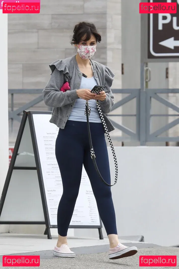 Zooey Deschanel Onlyfans Photo Gallery 