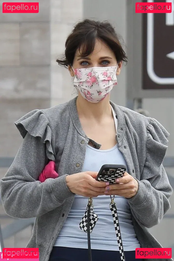 Zooey Deschanel Onlyfans Photo Gallery 