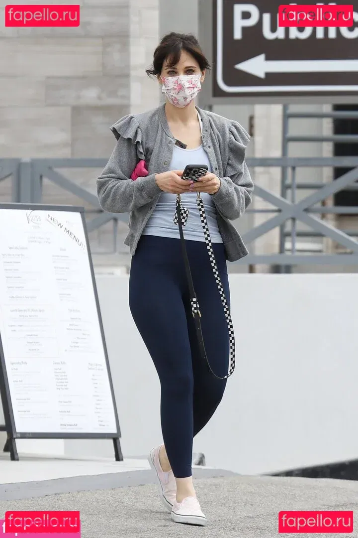 Zooey Deschanel Onlyfans Photo Gallery 