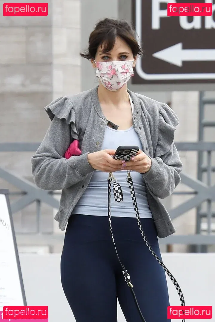 Zooey Deschanel Onlyfans Photo Gallery 