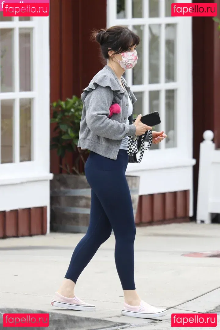 Zooey Deschanel Onlyfans Photo Gallery 