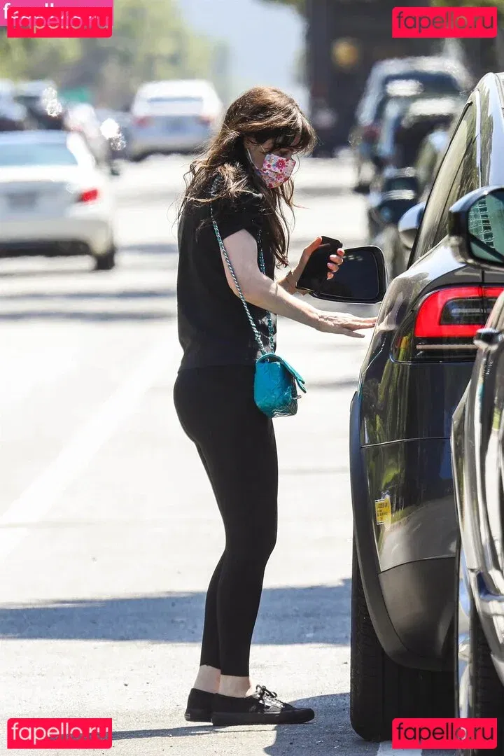 Zooey Deschanel Onlyfans Photo Gallery 