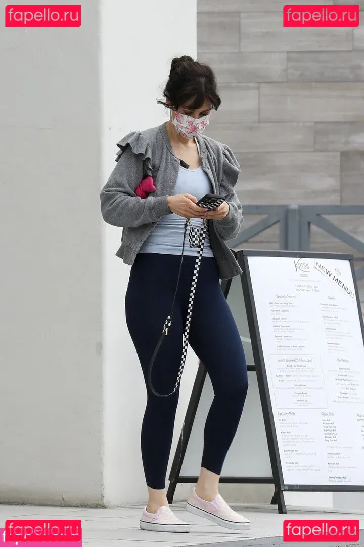 Zooey Deschanel Onlyfans Photo Gallery 