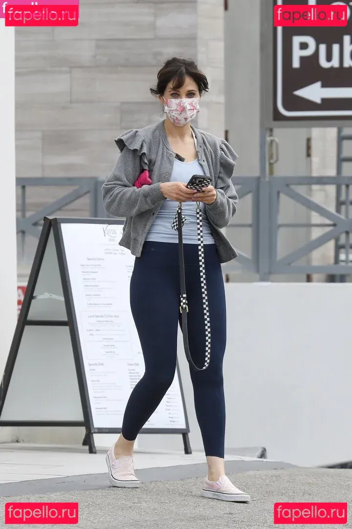 Zooey Deschanel Onlyfans Photo Gallery 