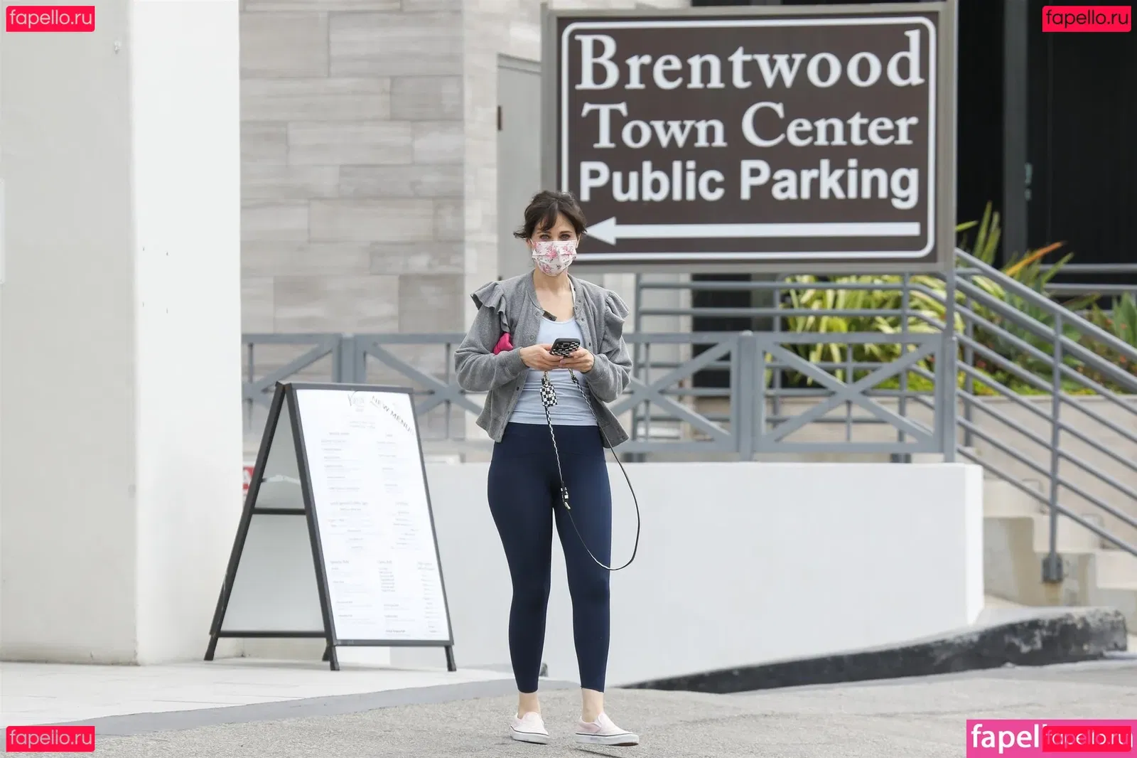 Zooey Deschanel Onlyfans Photo Gallery 