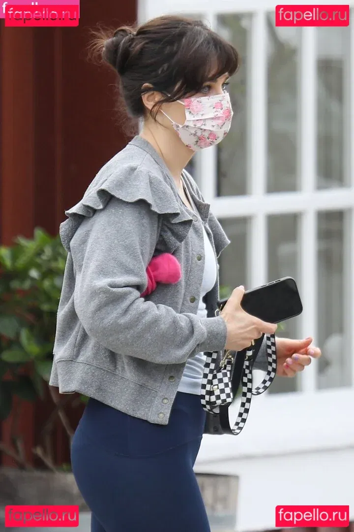 Zooey Deschanel Onlyfans Photo Gallery 