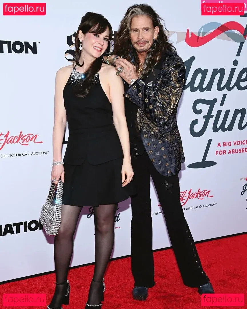 Zooey Deschanel Onlyfans Photo Gallery 