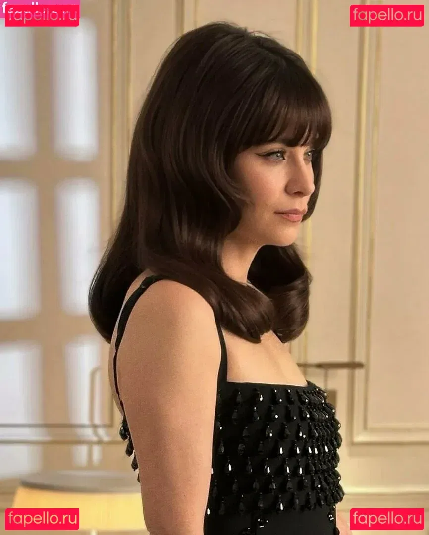 Zooey Deschanel Onlyfans Photo Gallery 