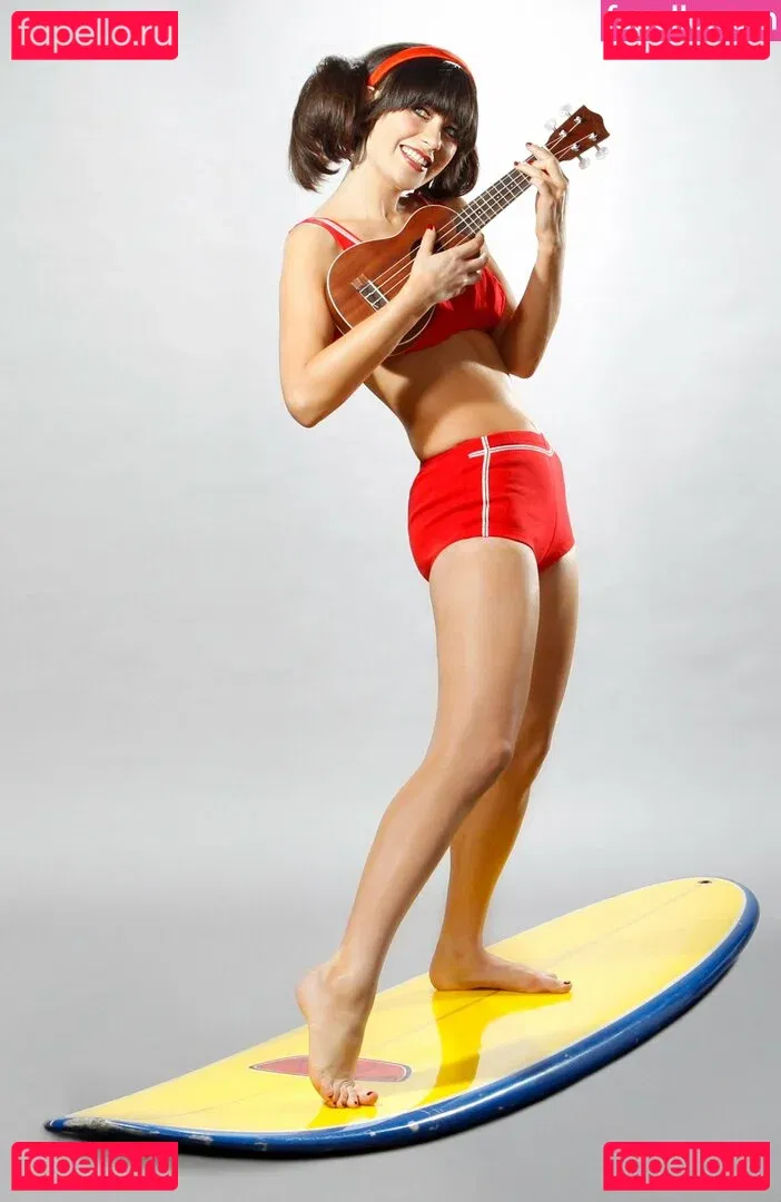 Zooey Deschanel Onlyfans Photo Gallery 