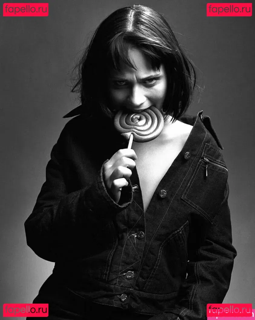 Zooey Deschanel Onlyfans Photo Gallery 