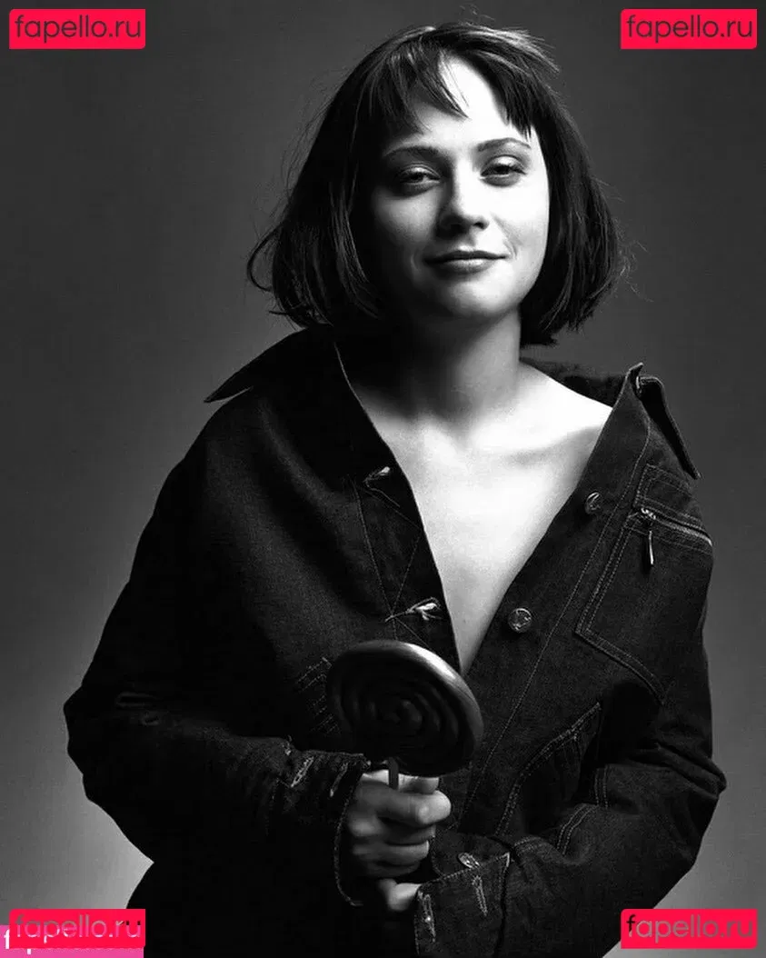 Zooey Deschanel Onlyfans Photo Gallery 