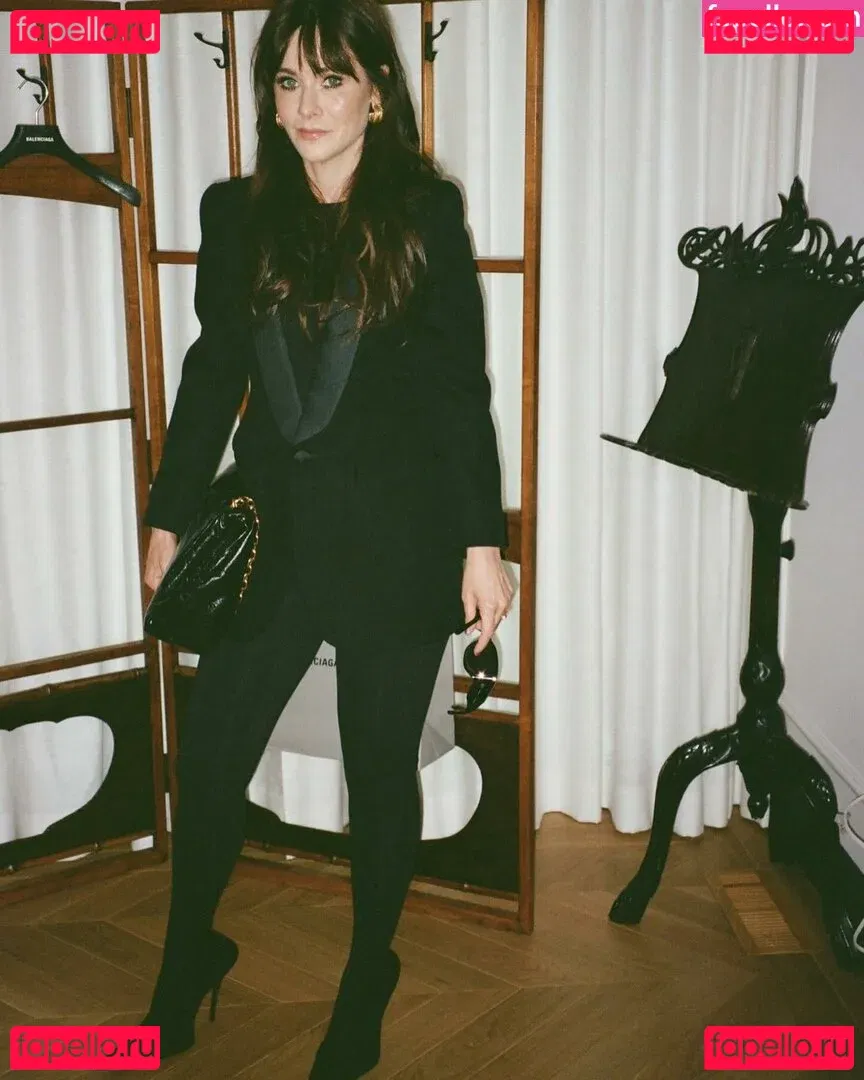 Zooey Deschanel Onlyfans Photo Gallery 