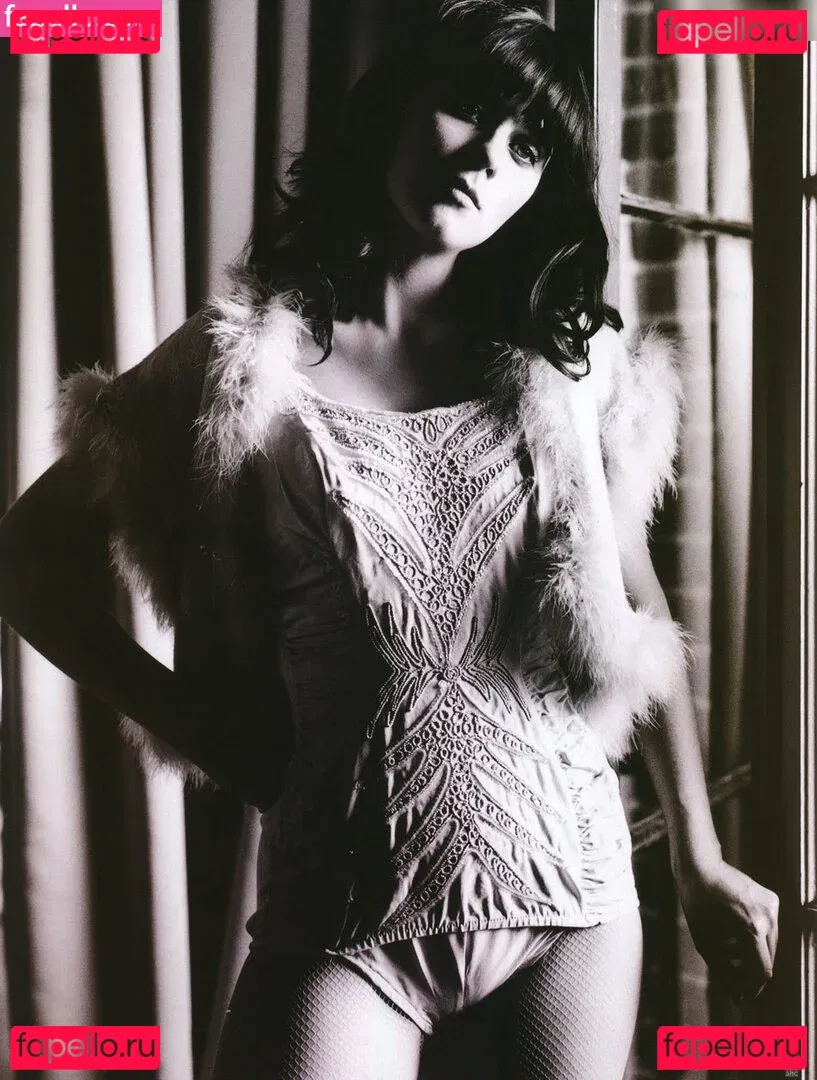 Zooey Deschanel Onlyfans Photo Gallery 