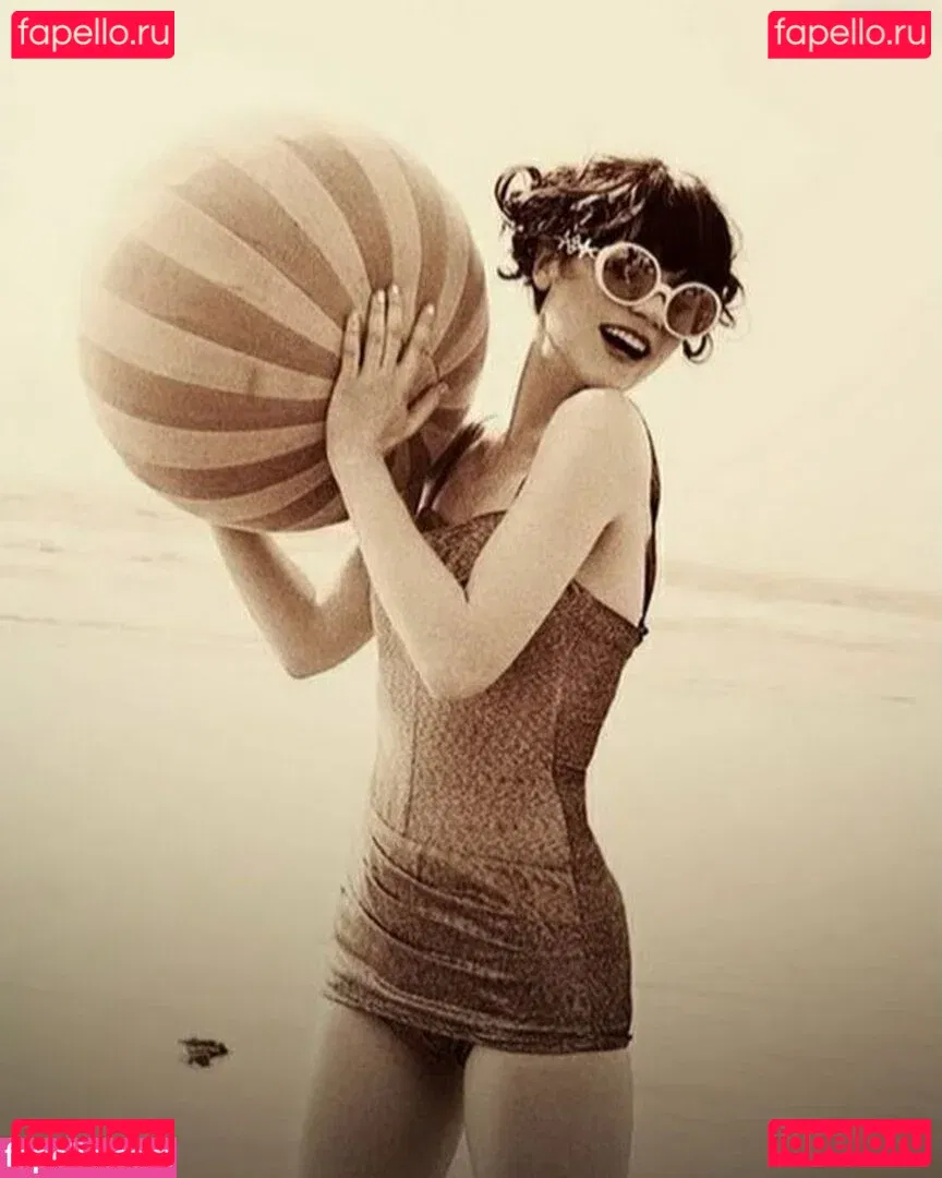 Zooey Deschanel Onlyfans Photo Gallery 