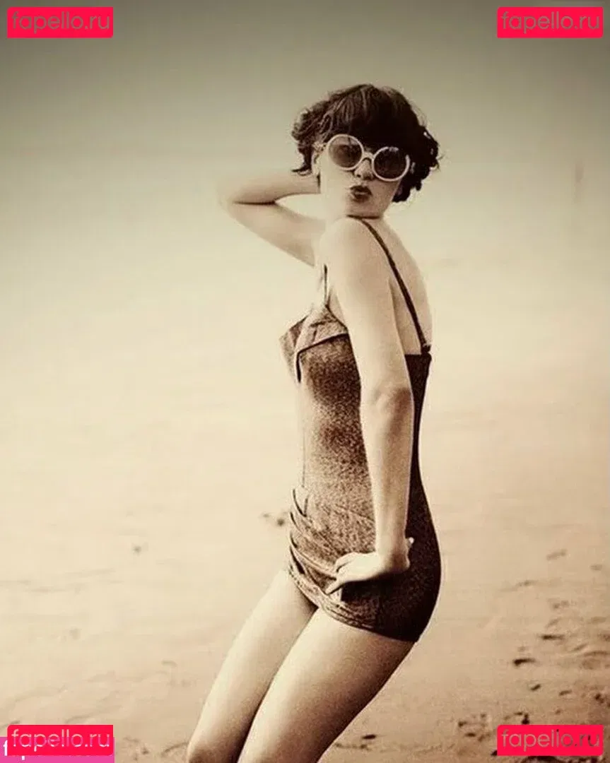 Zooey Deschanel Onlyfans Photo Gallery 