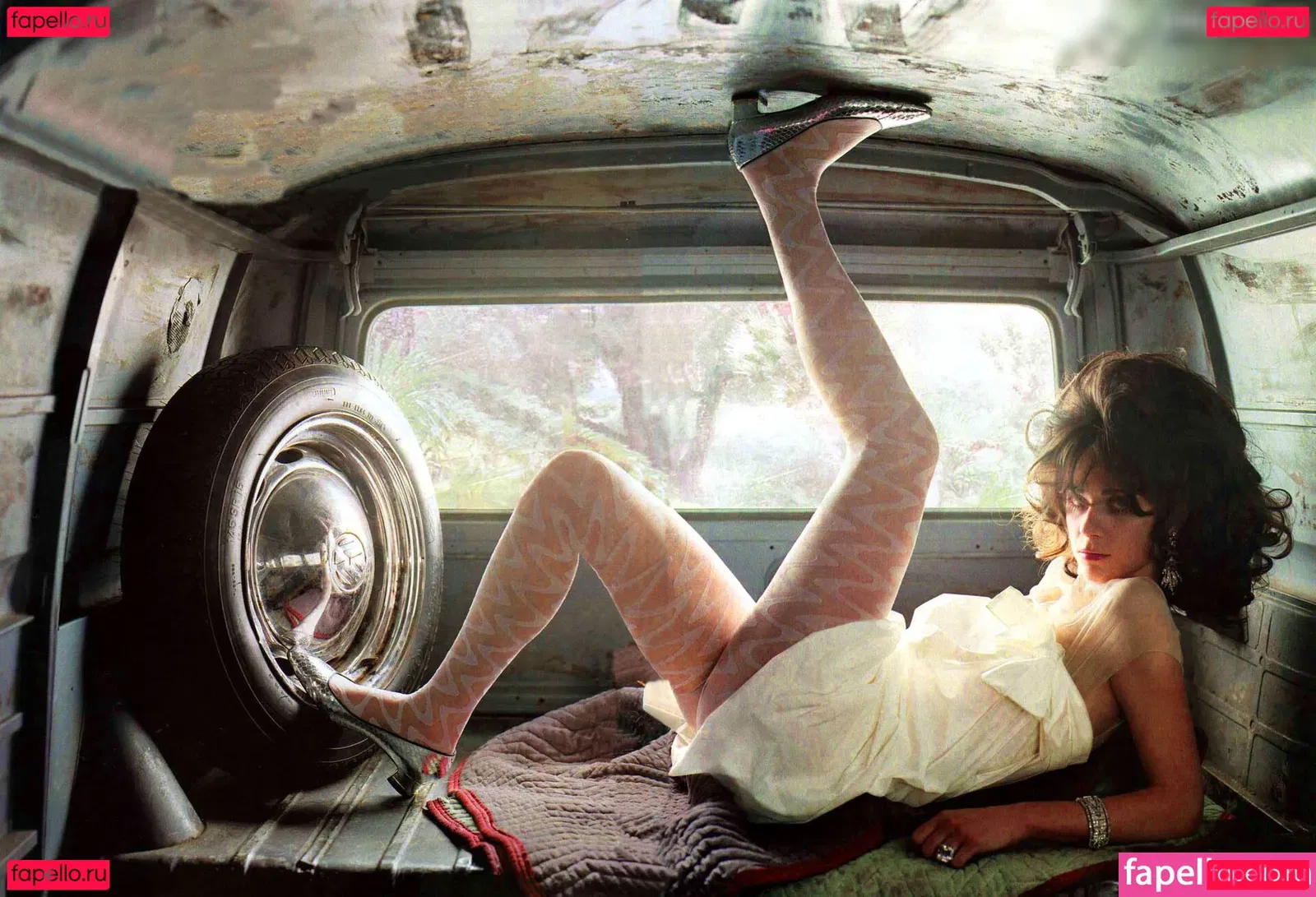 Zooey Deschanel Onlyfans Photo Gallery 