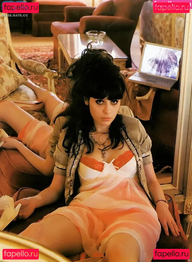 Zooey Deschanel Onlyfans Photo Gallery 