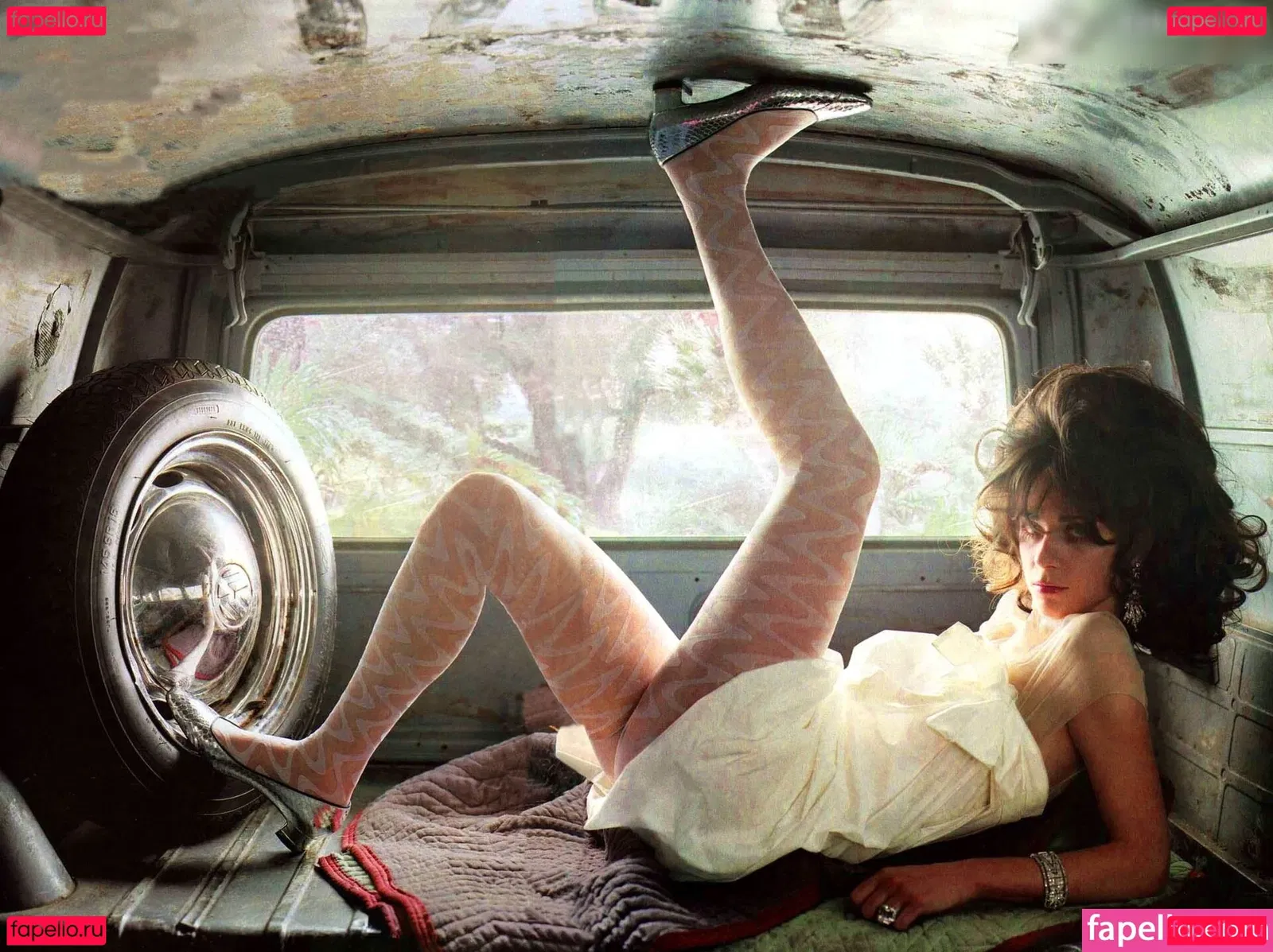 Zooey Deschanel Onlyfans Photo Gallery 