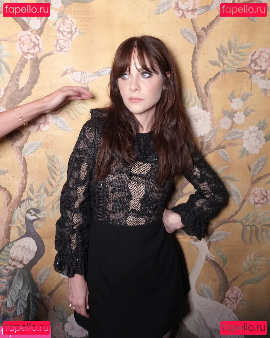 Zooey Deschanel Onlyfans Photo Gallery 