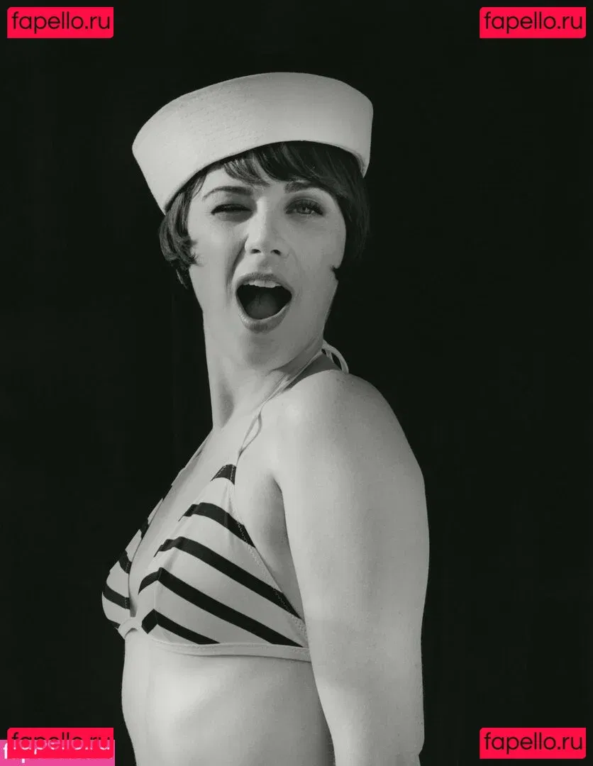 Zooey Deschanel Onlyfans Photo Gallery 